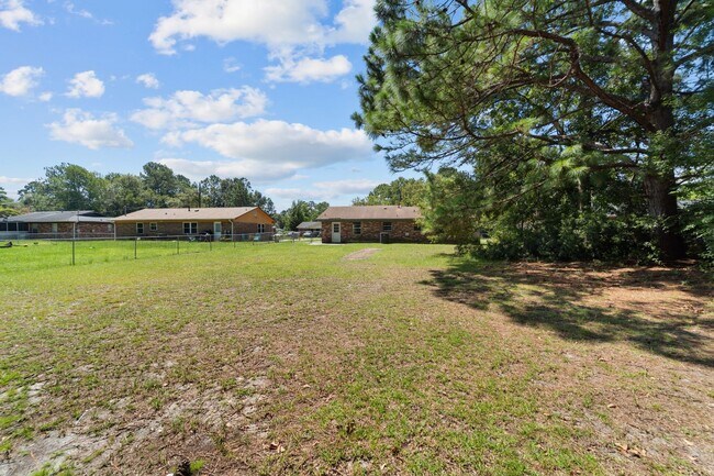 Building Photo - 234 Deerwood Dr