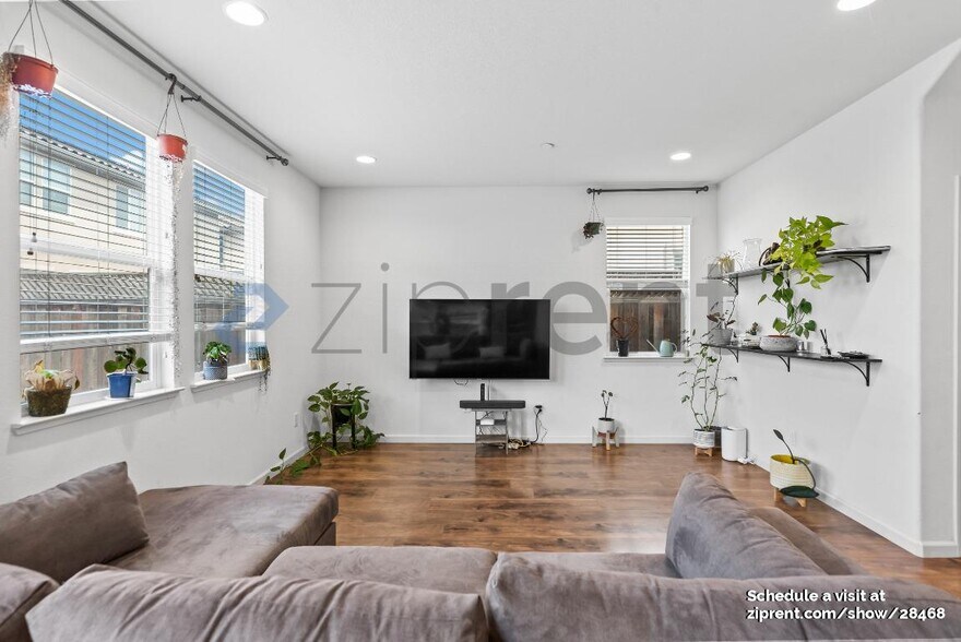 Building Photo - 117 Caspian Way