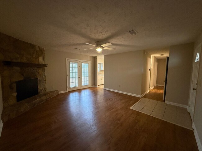 Building Photo - 110/112 Jockey Club Dr