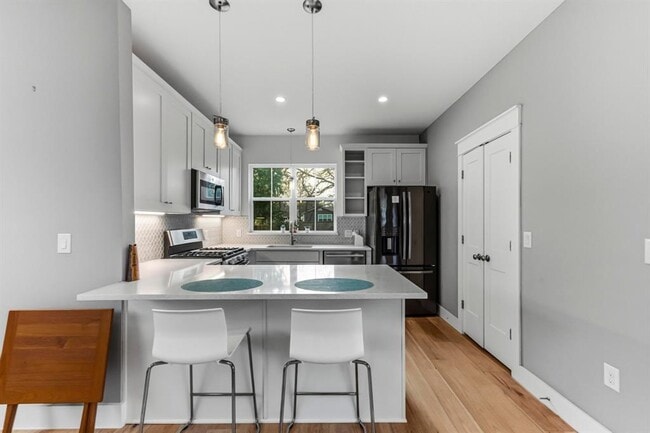 Building Photo - 1801 Pequeno St