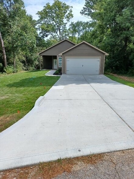 Building Photo - 11931 Lakeview Manor Dr