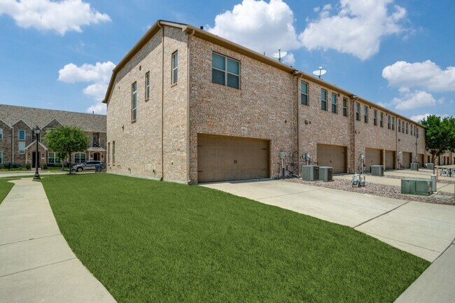Building Photo - 6120 Rilla St