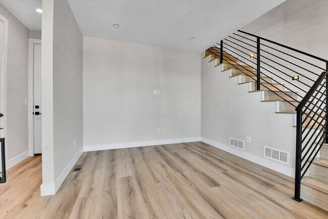 Building Photo - $3,200 - 2 Bed, 2.5 Bath Townhome in Prime...
