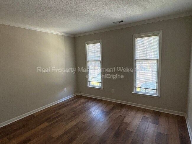 Building Photo - 106 N McLean Ct