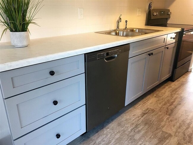 Building Photo - Beautifully Renovated - 3 Bedroom Home