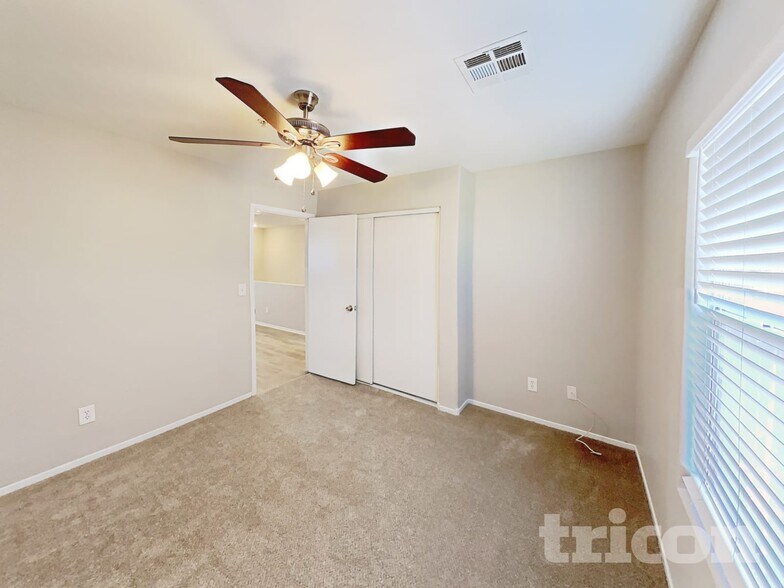 Building Photo - 1092 Country Coach Dr