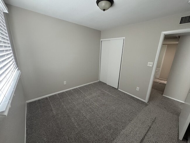 Building Photo - 6621 S La Rosa Dr