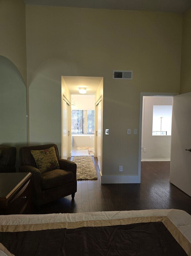 Building Photo - Furnished, 1-Year Long-Term Rental