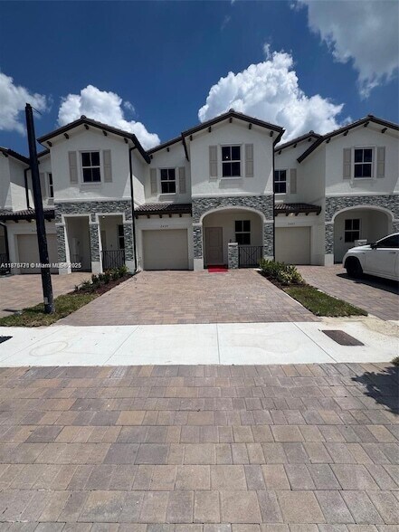 Building Photo - 2516 SE 27th Dr
