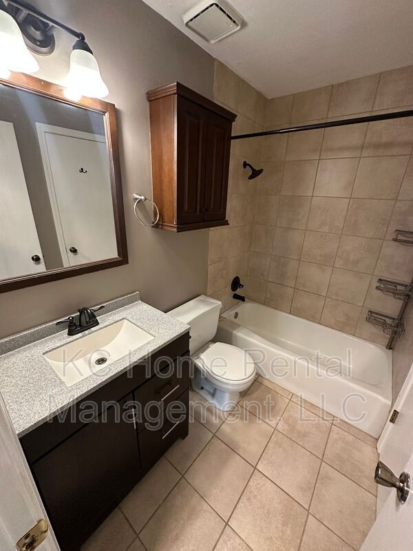 Building Photo - 11747 Oakmont St