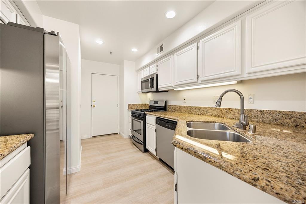 Kitchen - 2479 Sunningdale Dr