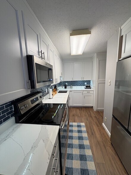 Building Photo - 5901 Mount Eagle Dr
