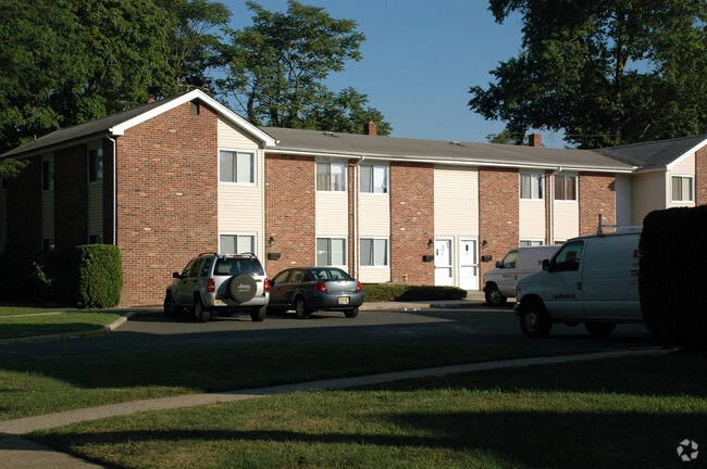 Building Photo - Lloyd Manor Apartments