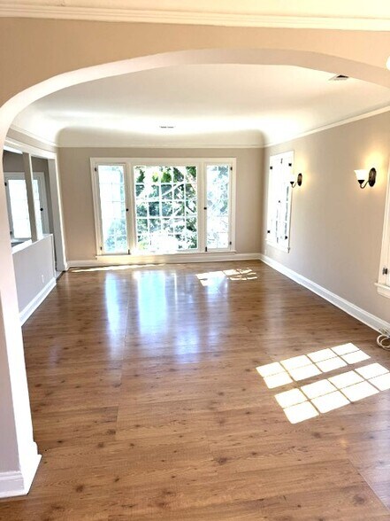 Building Photo - 2141 Beachwood Ter