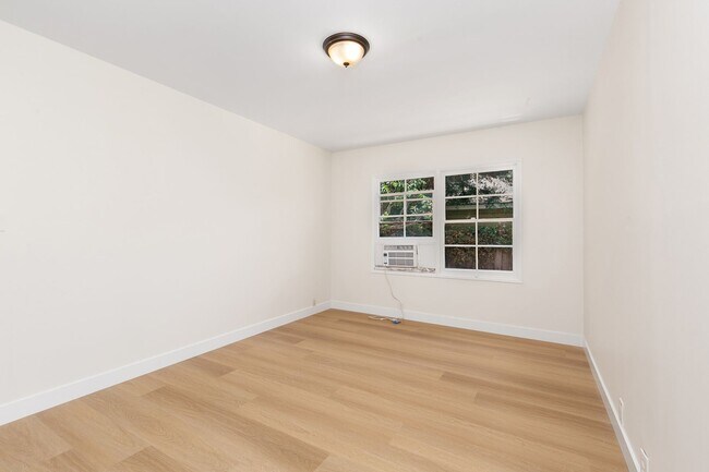 Building Photo - 709 S Ross St