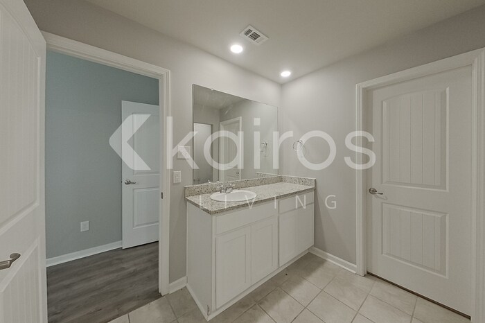 Building Photo - 403 Mango Dr
