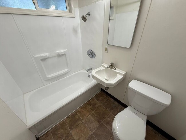 Building Photo - 279 Kearney St S