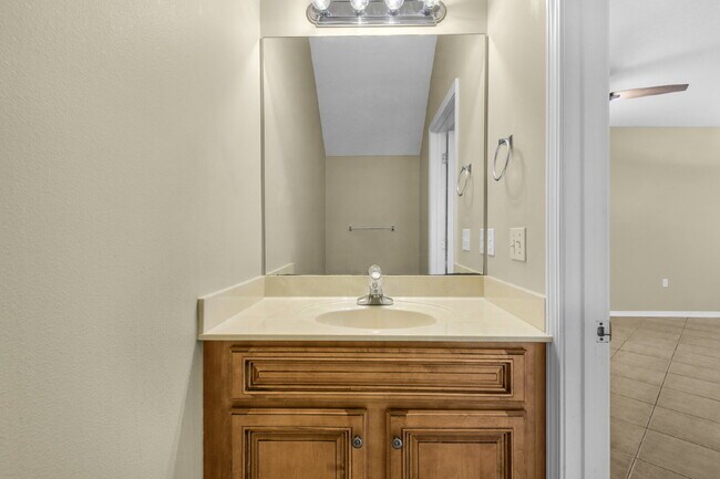 Building Photo - "Charming 3-Bedroom Townhouse Oasis in For...