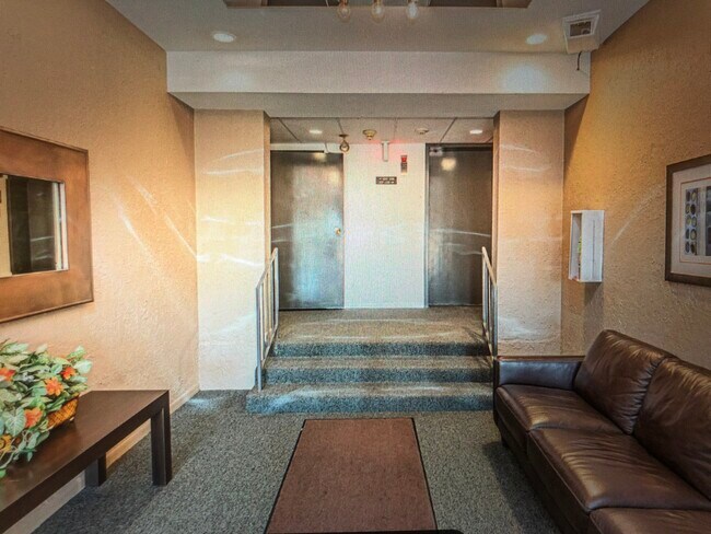 Building Photo - 2150 Valencia Dr