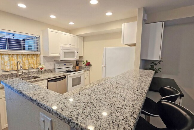 Building Photo - 2 BR/ 2.5 BA Townhome in Gated Community w...