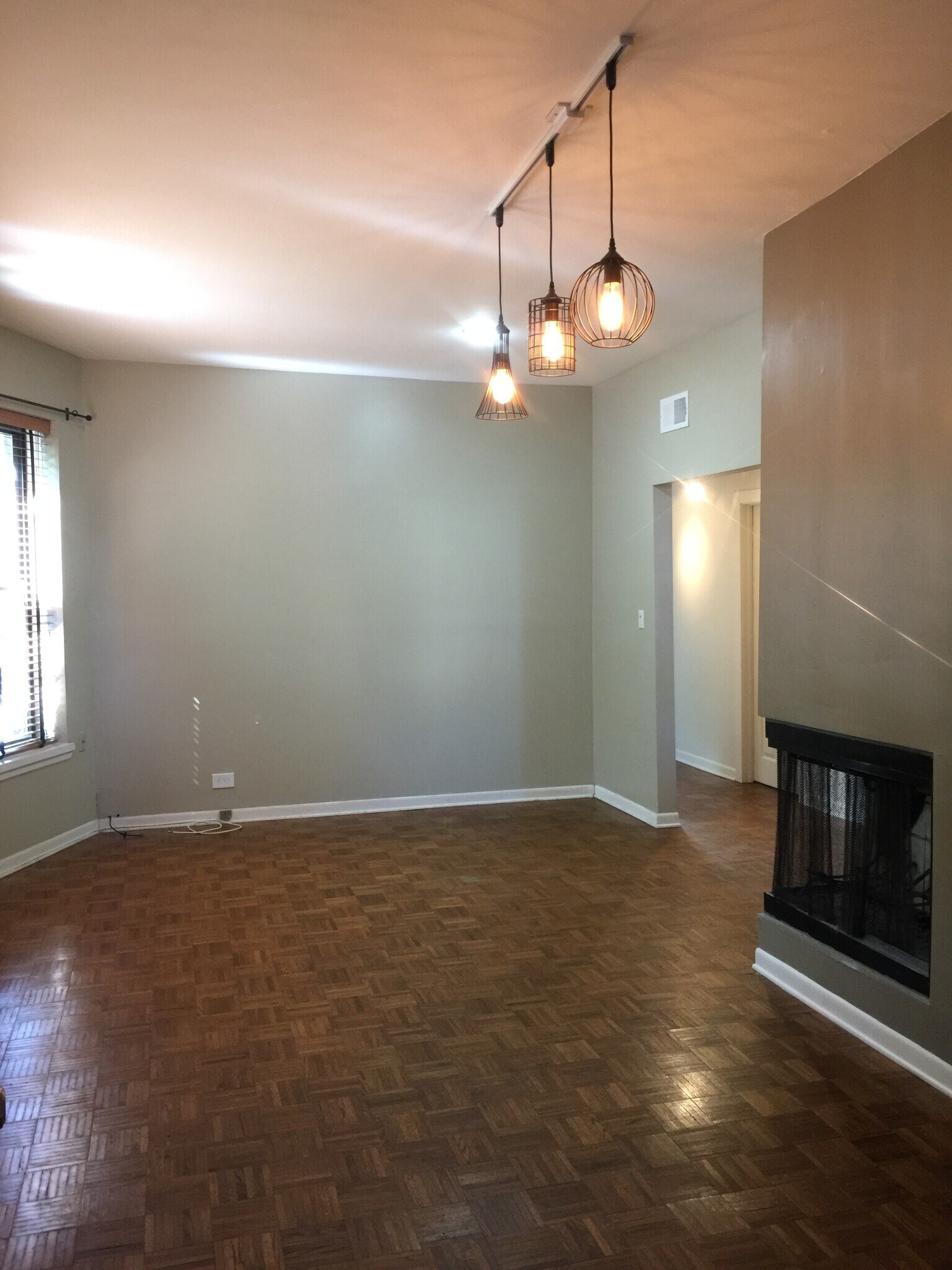 huge living room: 21 ft x 13 ft - 756 W California Ter
