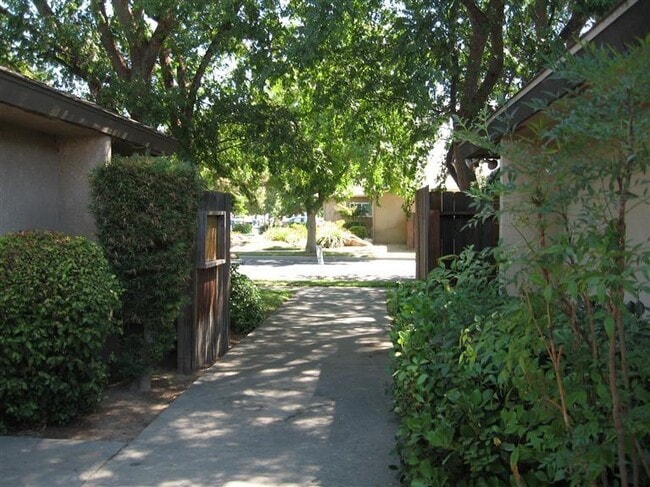 Building Photo - 5771 N Valentine Ave