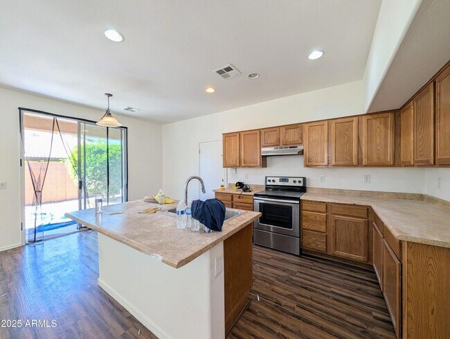 Building Photo - 3848 E Pollack St