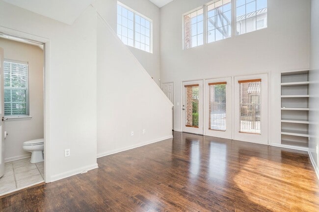 Building Photo - 2 bdrm, 2.5 bath Town Home steps away from...