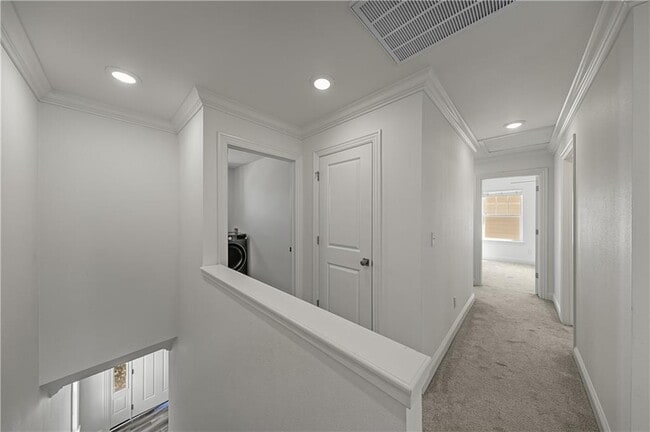Building Photo - 2104 SW Poppy St