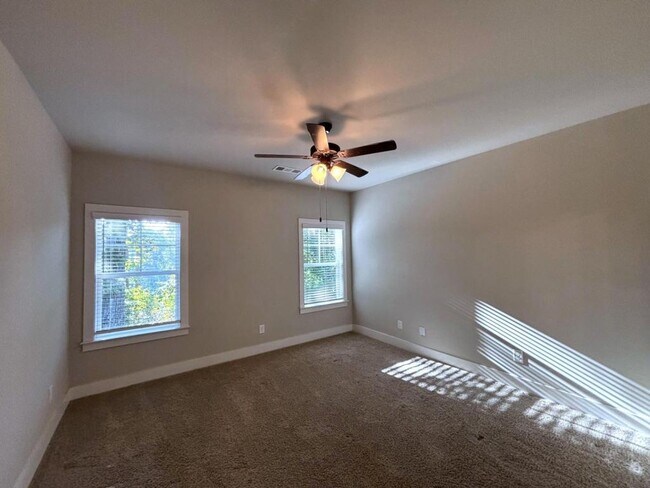 Building Photo - 173 Russell Way