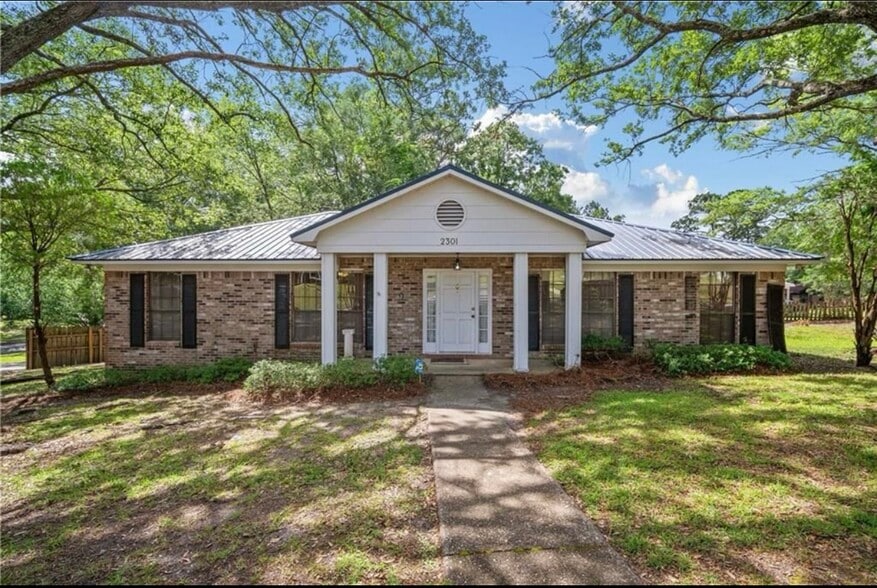 Building Photo - 2301 Cedar