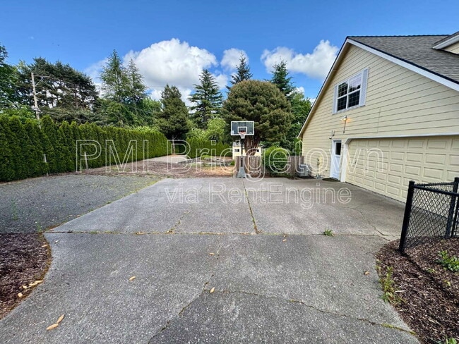 Building Photo - 11814 SW Dickinson Ct