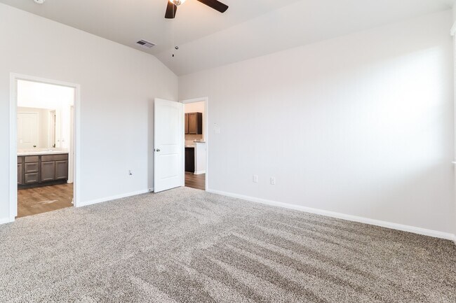 Building Photo - 14735 Country Club Dr