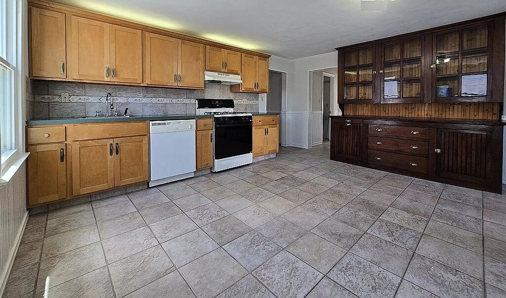 Building Photo - 84 Rollstone Ave