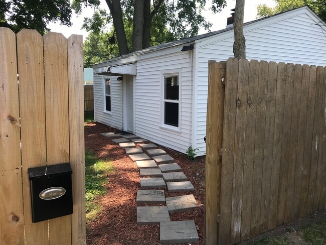 Building Photo - 205 S Lynn St