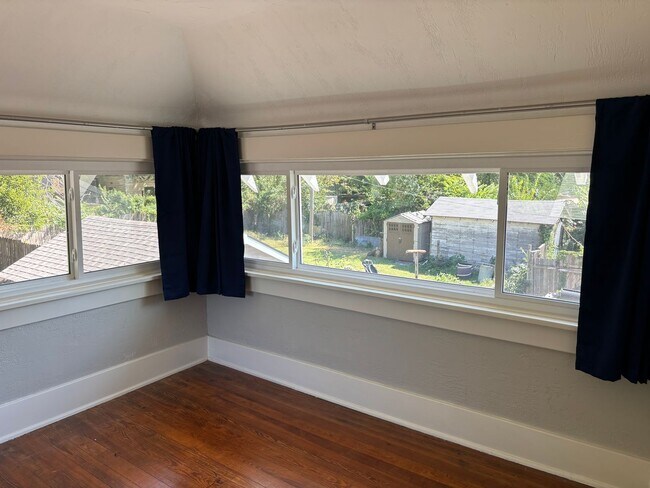 Building Photo - Beautiful 3 bedroom home