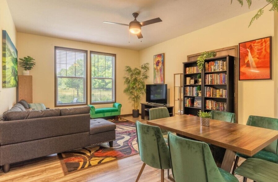 Building Photo - 497 W Center St