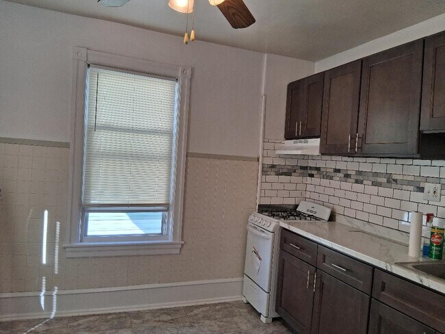 Building Photo - 17 W Madison Ave