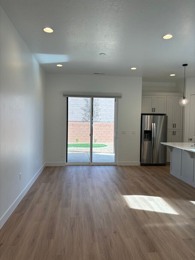 Building Photo - Woodland Estates Townhome!