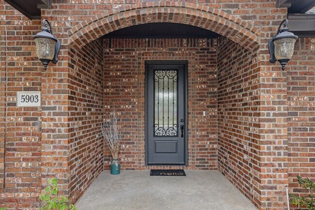 Building Photo - 5903 Sabine Dr