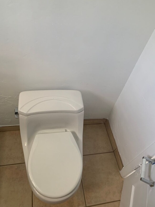 Building Photo - ***Cozy 2 bedroom 1 bath with GATED parkin...