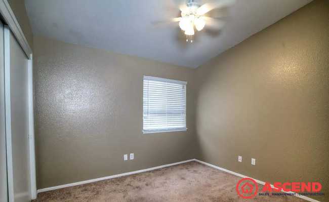 Building Photo - Lovely 3 Bedroom Home Off McCutchen and Ol...