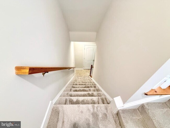 Building Photo - 300 Garden View Square