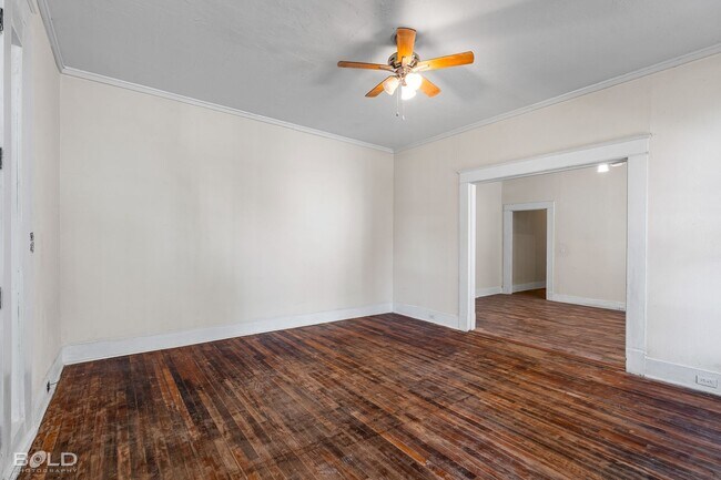 Building Photo - 2 bed 1 Bath Duplex
