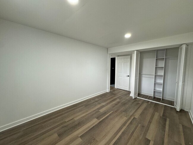 Building Photo - Spacious 5 Bed 3 Bath Home Walking Distanc...