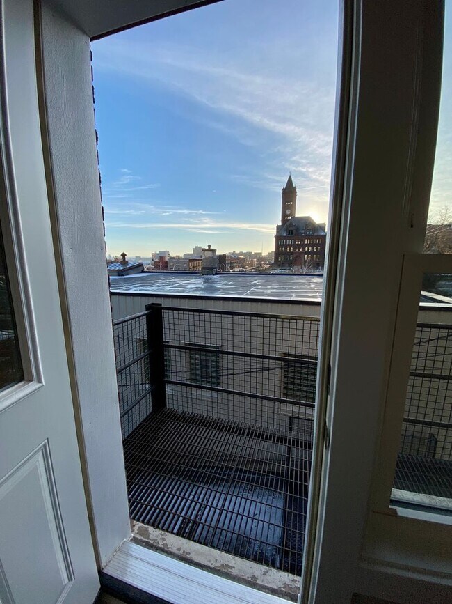Building Photo - Available August 1st - 2 Bed 1 Bath, Bonus...