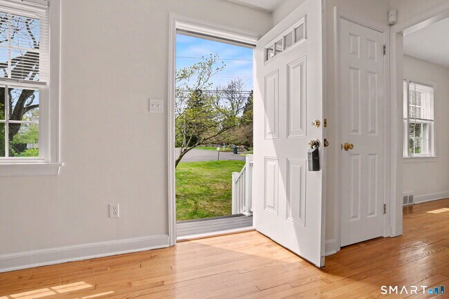 Building Photo - 32 Crescent Dr