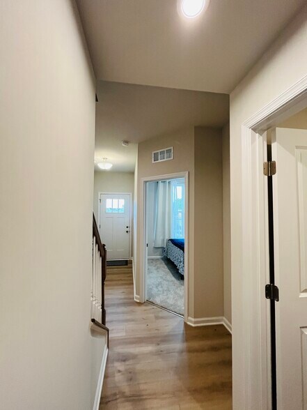 Building Photo - 4944 Dunhaven Dr