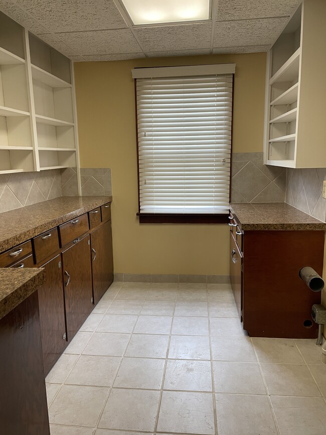 Building Photo - 115 E Broadway St