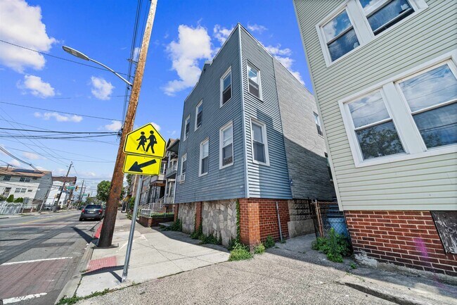 Building Photo - 160 Garfield Ave